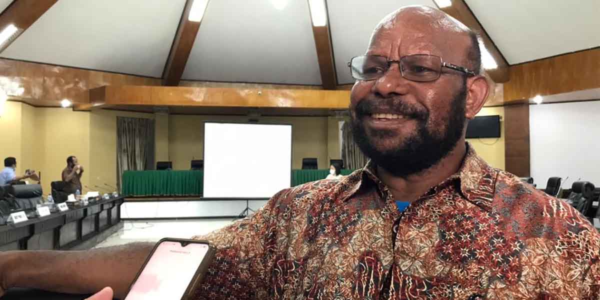 Ketua Bapemperda Mimika, Karel Gwijangge. Foto: Anti Patabang/Papua60detik